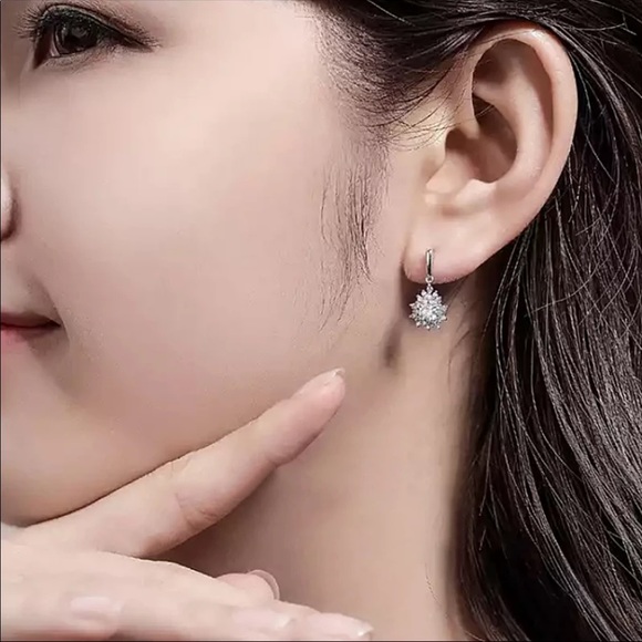 New Women’s Silver Plated Drop Diamond Earrings - Picture 4 of 6